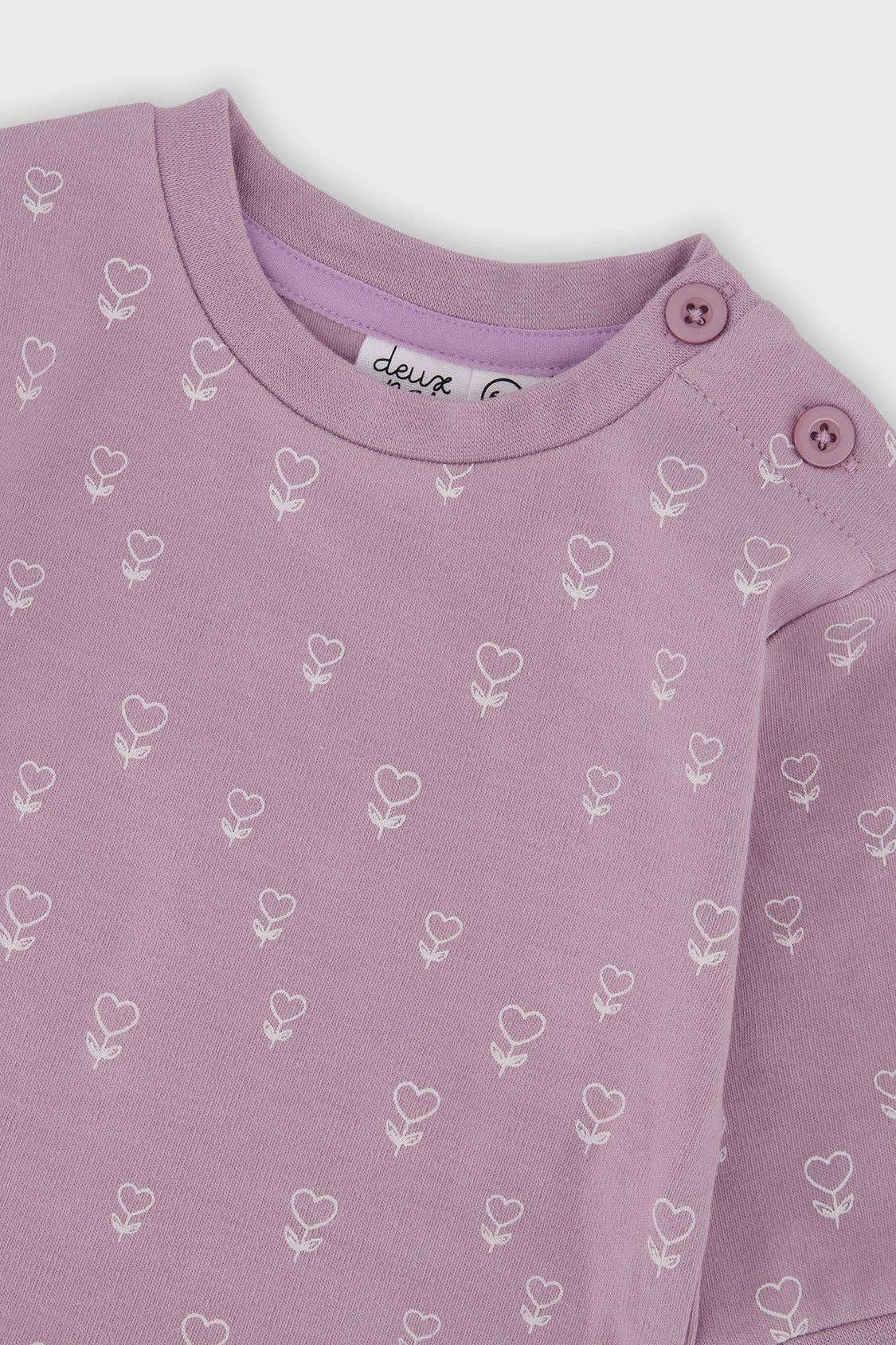 
                  
                    Purple baby outfit with a floral pattern and 'deux par deux' brand label on a light gray background.
                  
                